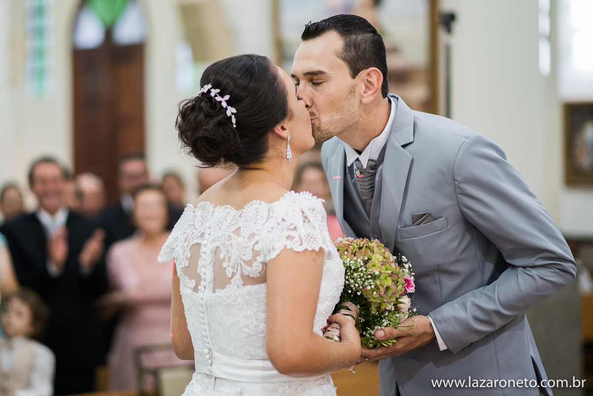 beijo dos noivos em Casamento maravilhoso em Itatinga, Botucatu