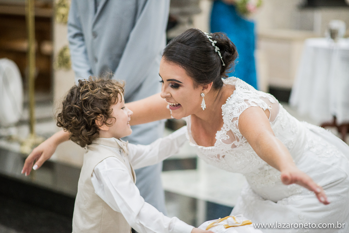 abraço nos noivos em Casamento em Itatinga, Lençóis Paulista