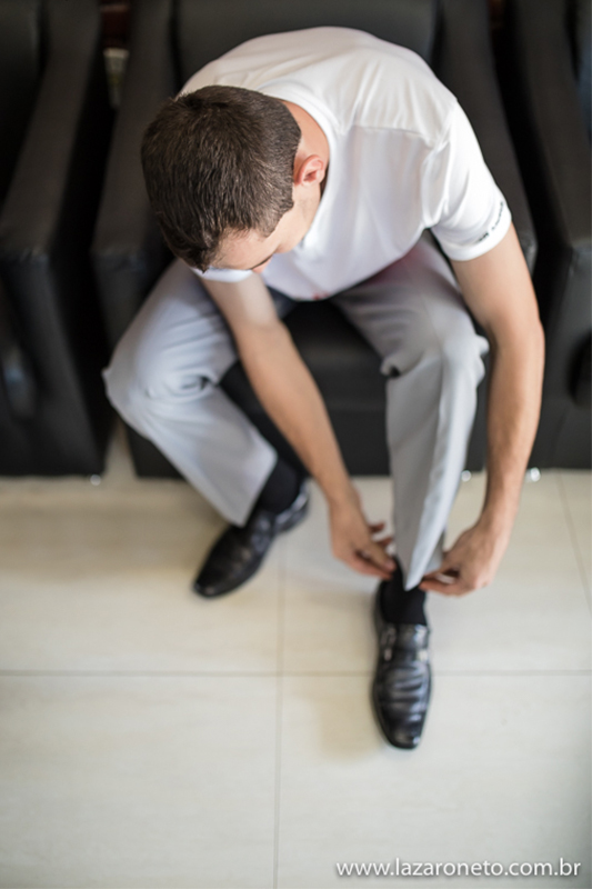 Noivo se arruma em Barbearia Imperial em Itatinga