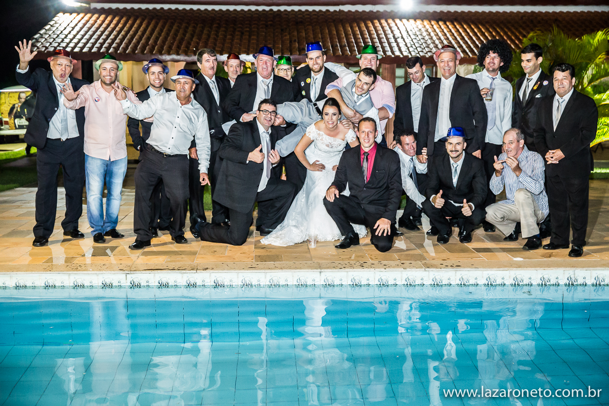 Foto com os padrinhos Casamento na Fazenda Avare