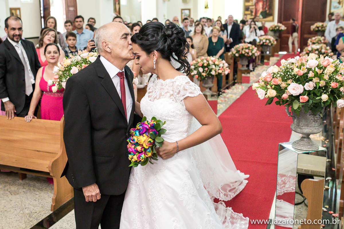 Pai beija a testa da filha em entrada do Casamento na região de Botucatu