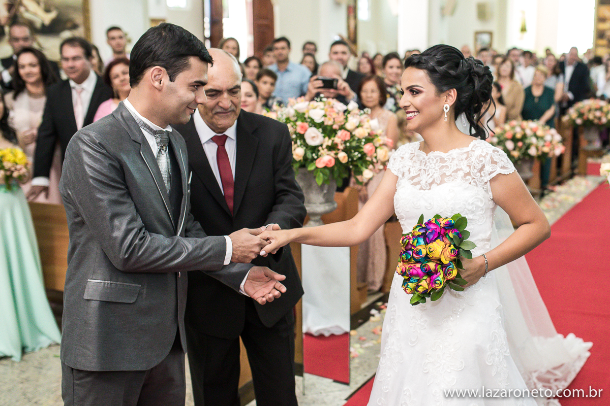 noivo encontra noiva na entrada do casamento na região de Avaré