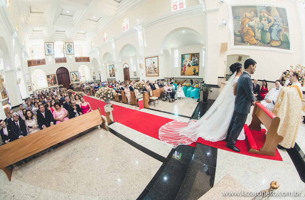 Noivos no altar em Casamento Botucatu, Itatinga