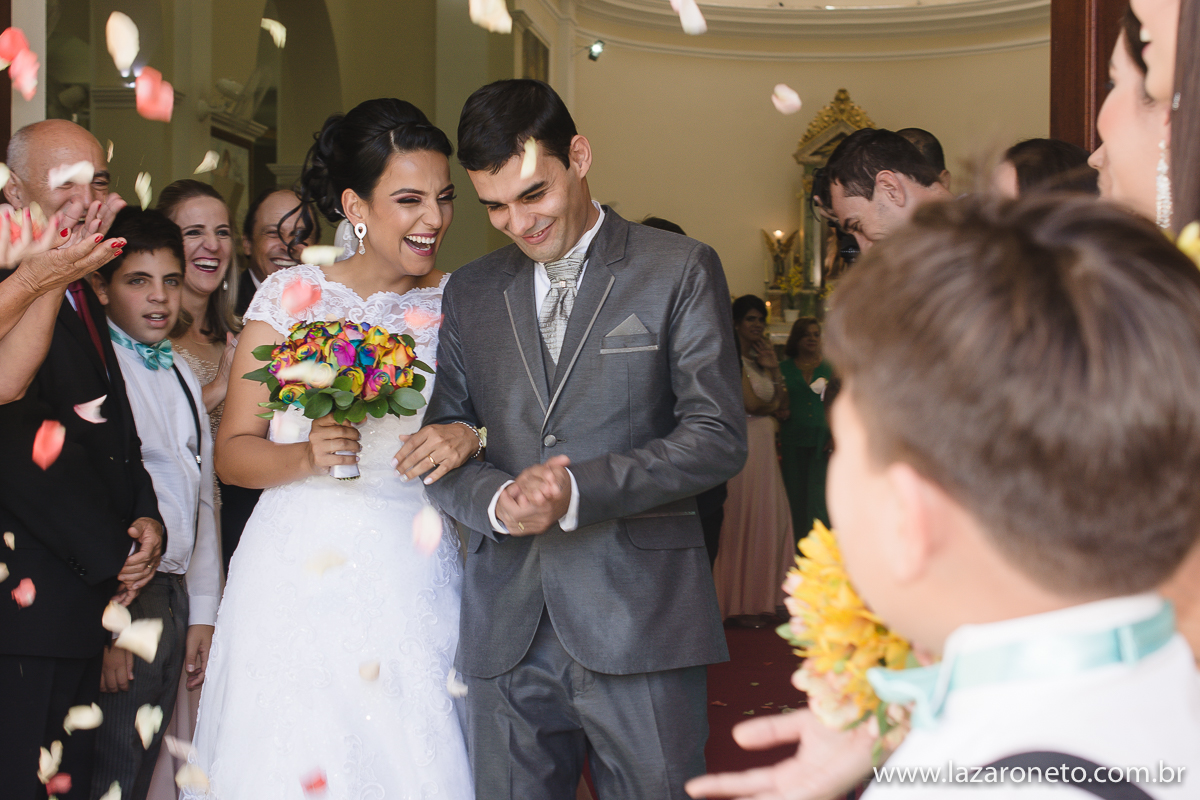 Vestido lindo da noiva na saida da Igreja em Botucatu, Avaré, Itatinga