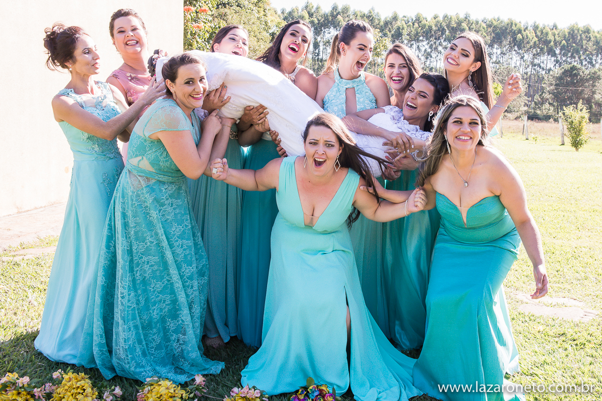 Madrinhas forte com vestido azul carregam noiva em Casamento na região de Sertãozinho