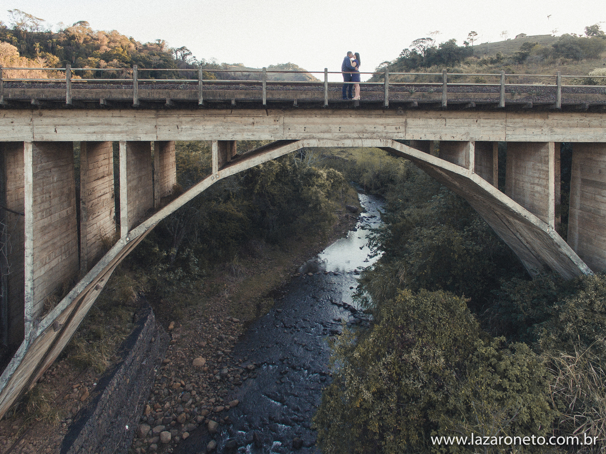 fotografia com drone em ensaio pre wedding na usina indiana, base da nuvem botucatu