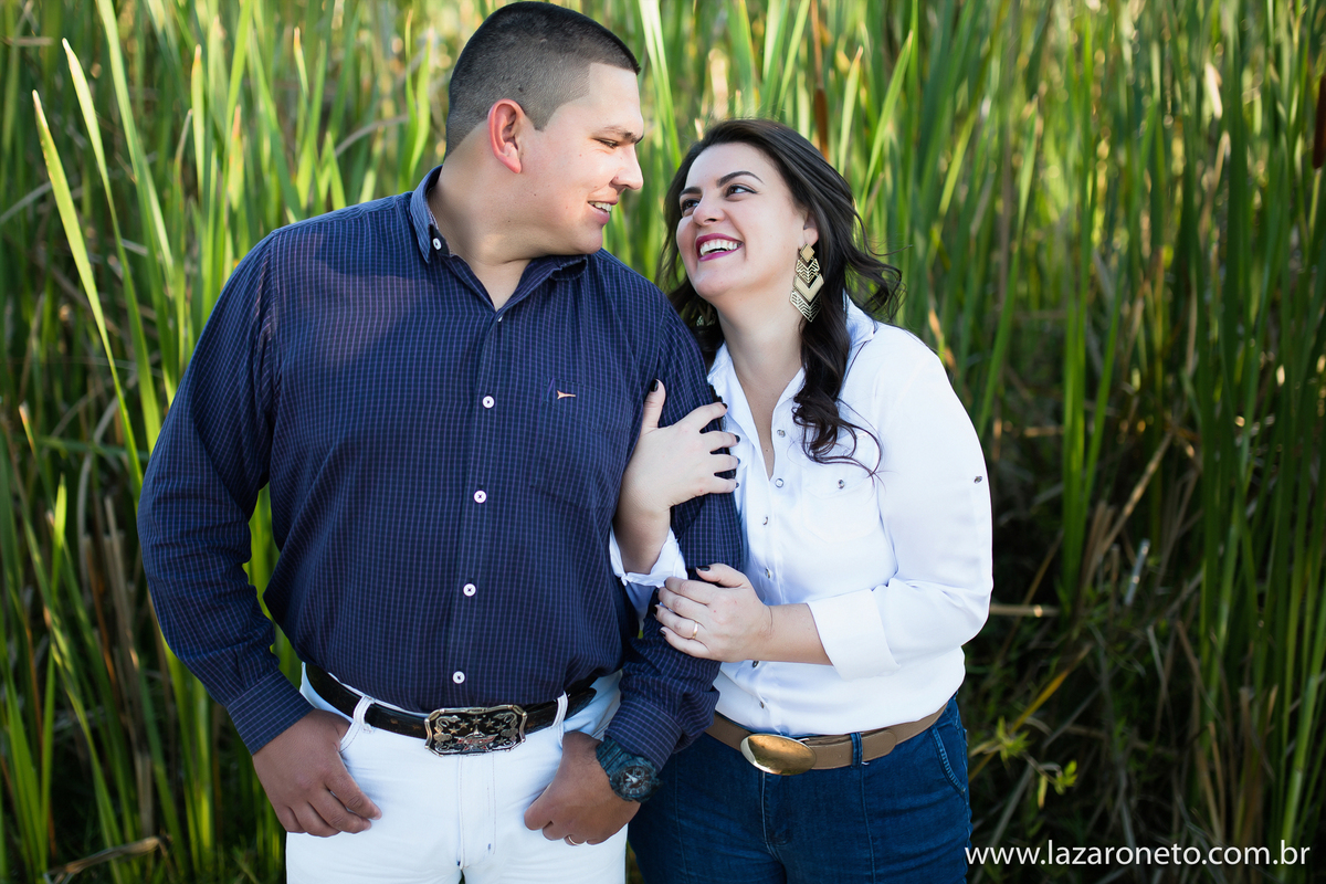 noivos lindos fotografando na usina indiana de botucatu