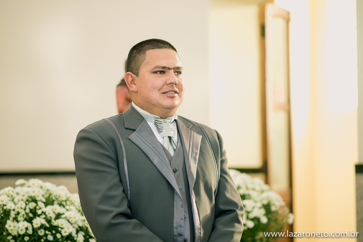 Noivo emocionado na entrada da noiva em Botucatu