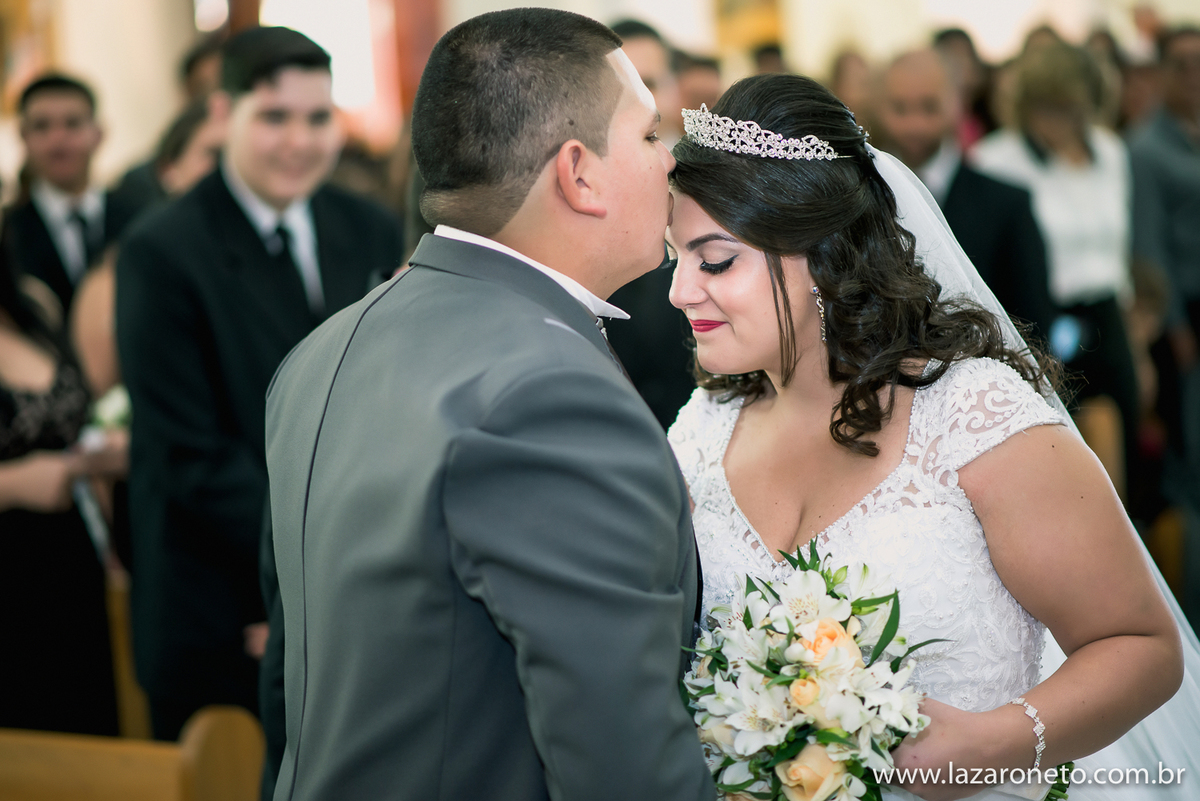 Beijo do noivo na noiva em Avaré