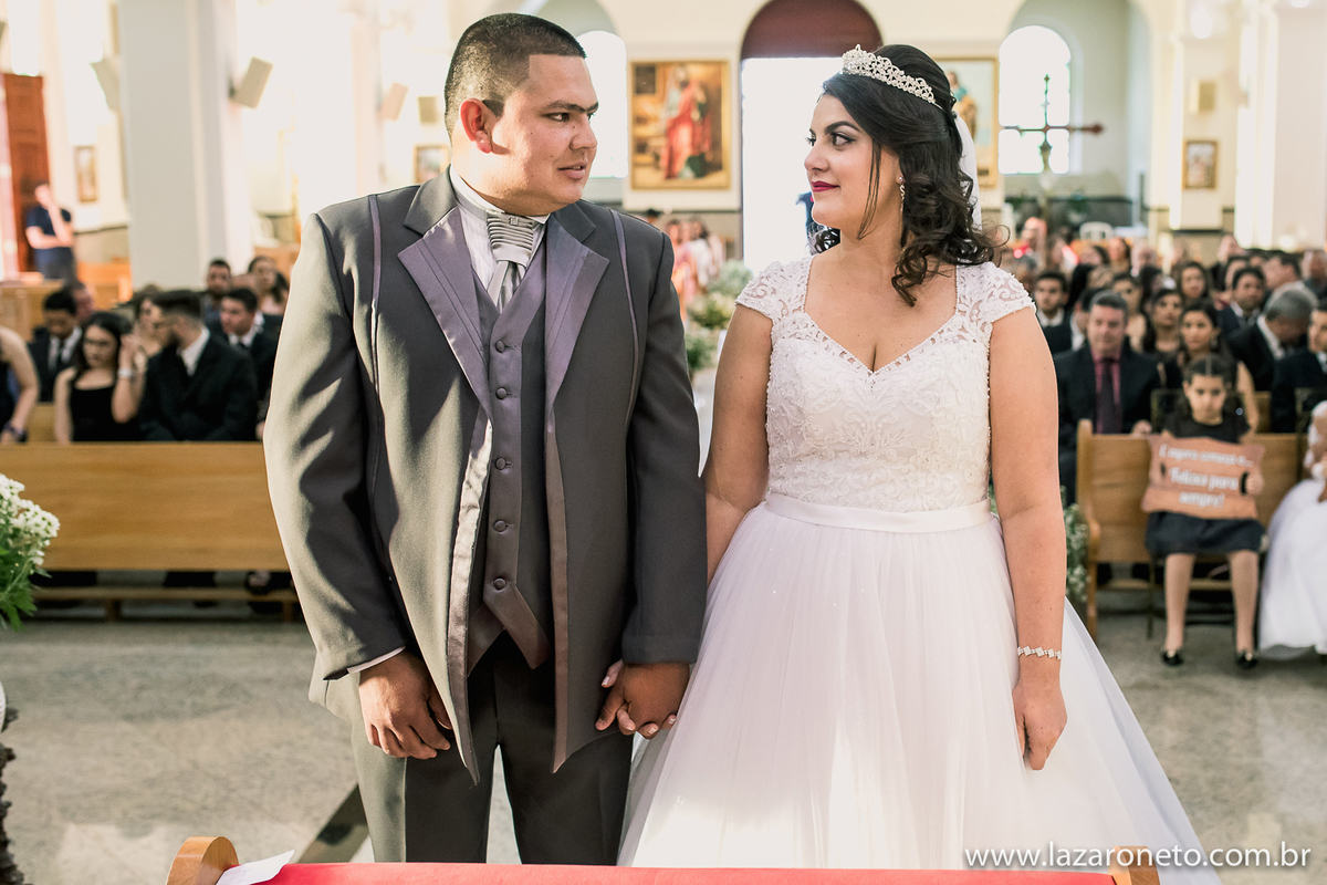 foto linda da troca de olhares dos noivos de Botucatu