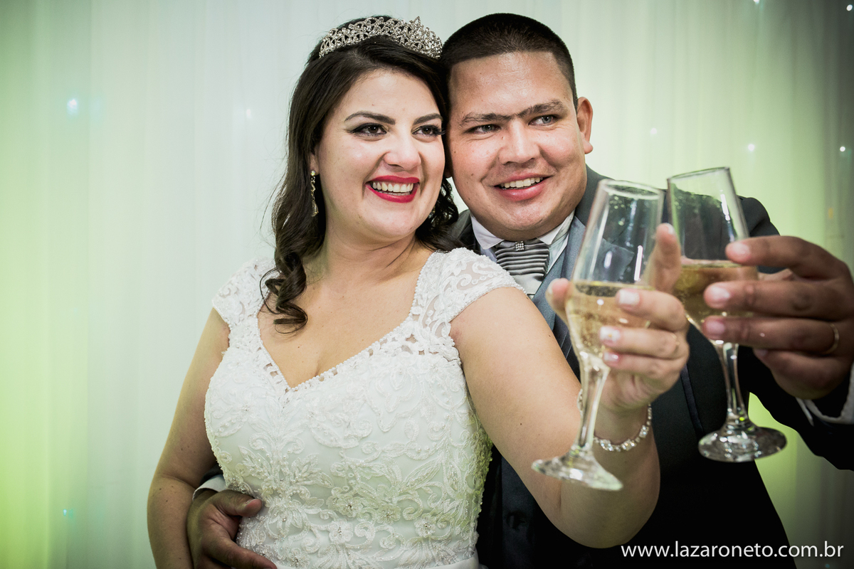 Brinde do casal na mesa do bolo