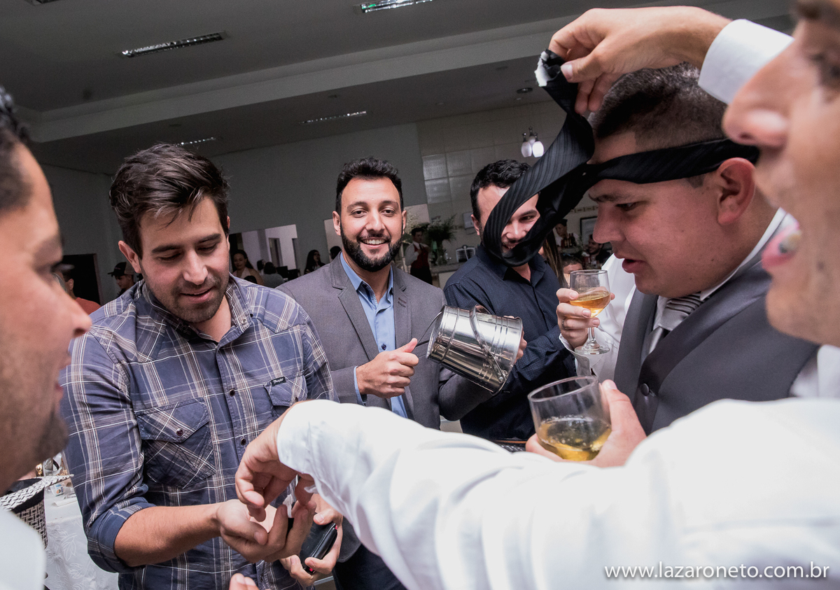 Brincadeira dos padrinhos com o noivo de Avaré