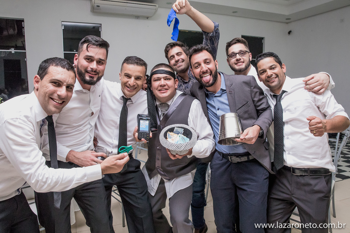 festa com os padrinhos no casamento do noivo de Botucatu