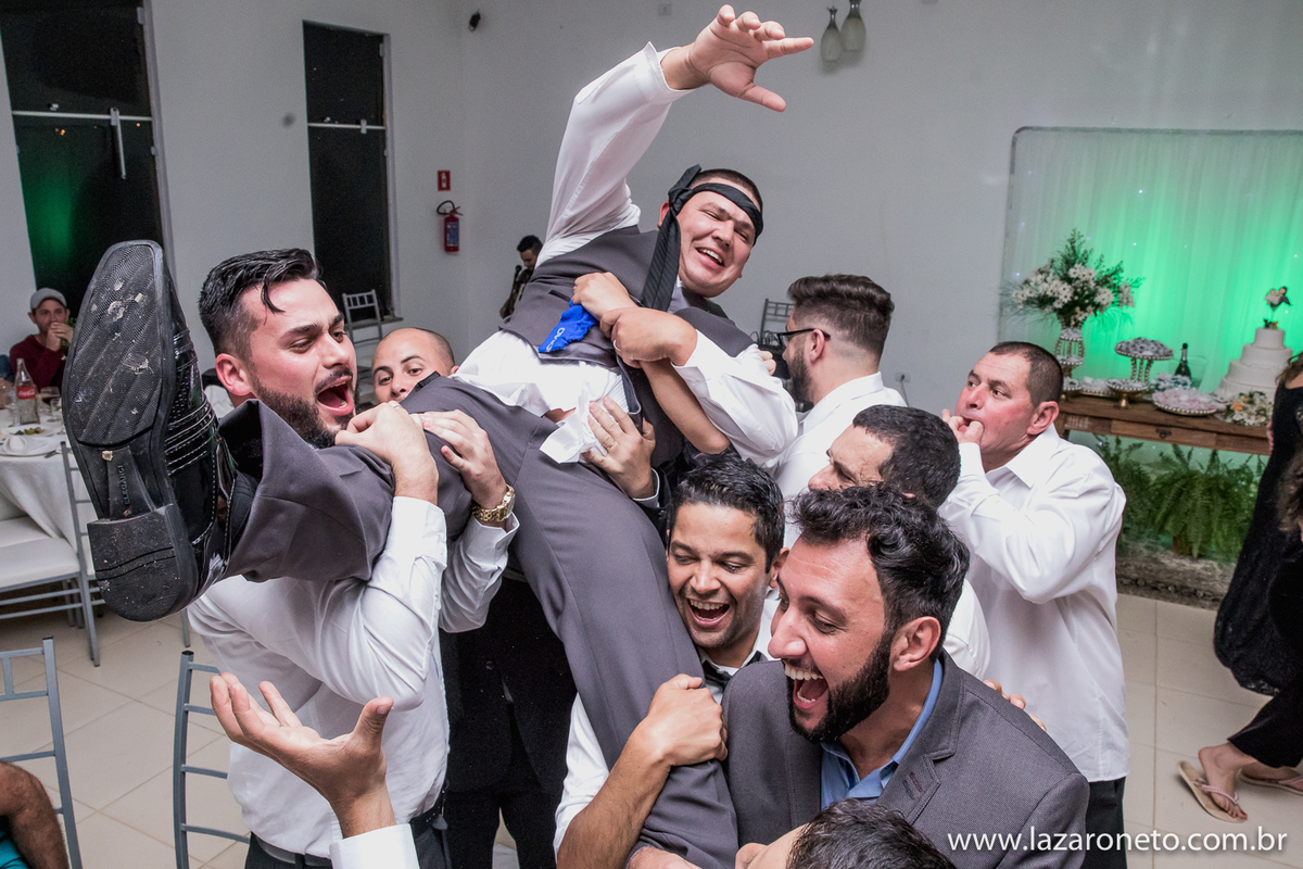 Foto do noivo com seus padrinhos na festa de Avaré