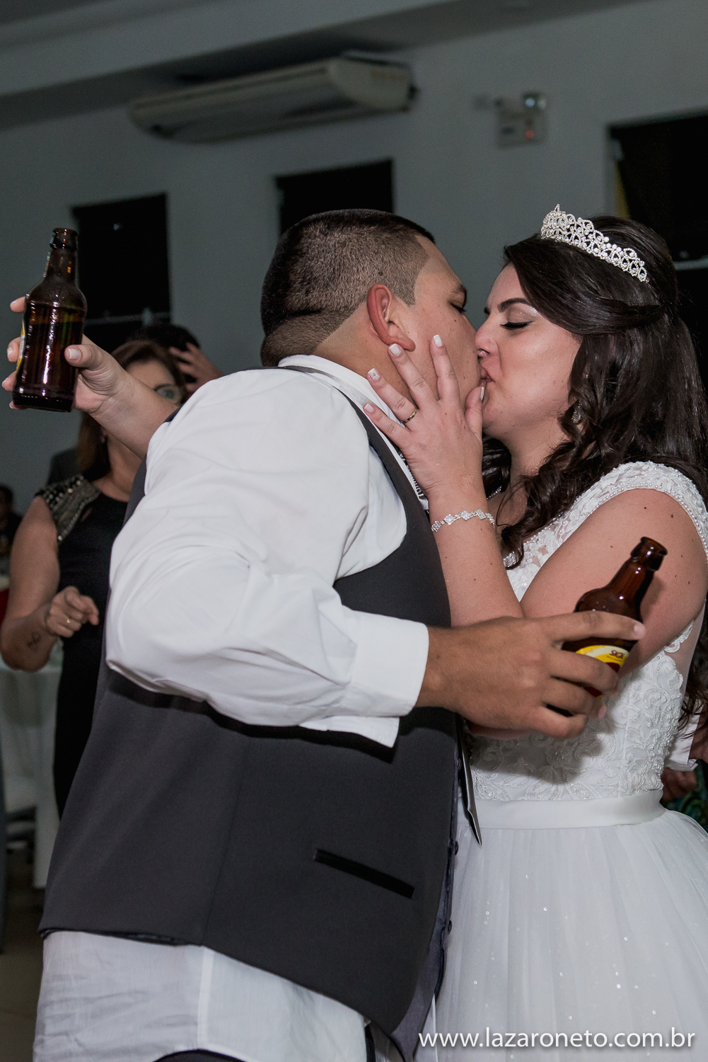 Beijo na pista de dança dos noivos em Avaré