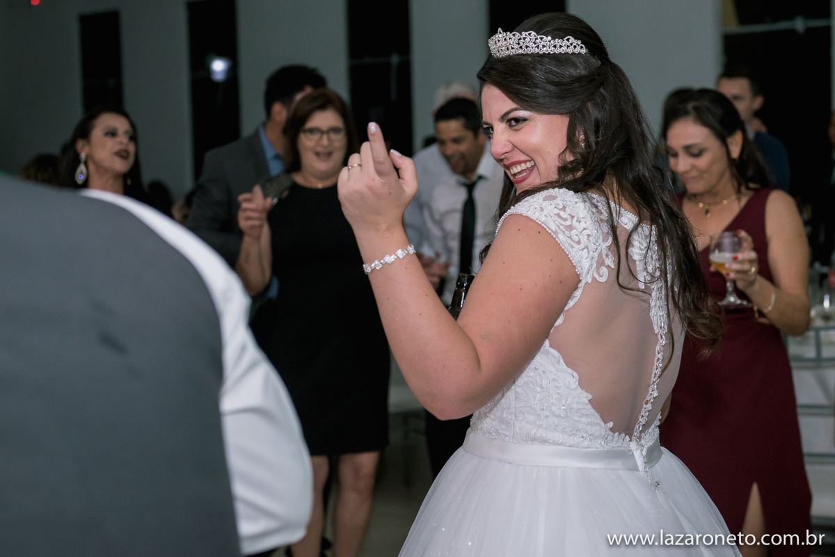 Noiva dançando pro noivo