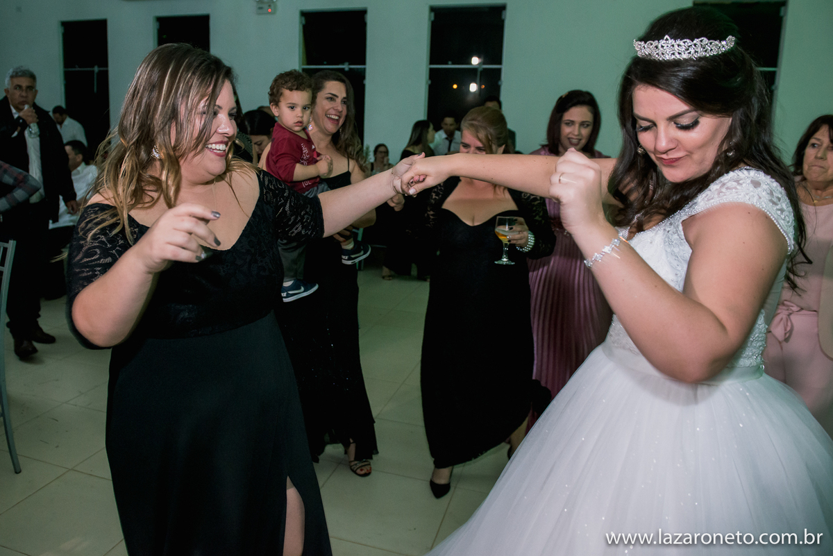 noiva e sua irmã em uma linda festa de casamento em Avaré