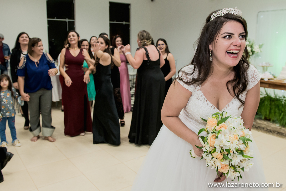 Jogando o buque na linda festa de casamento em Botucatu