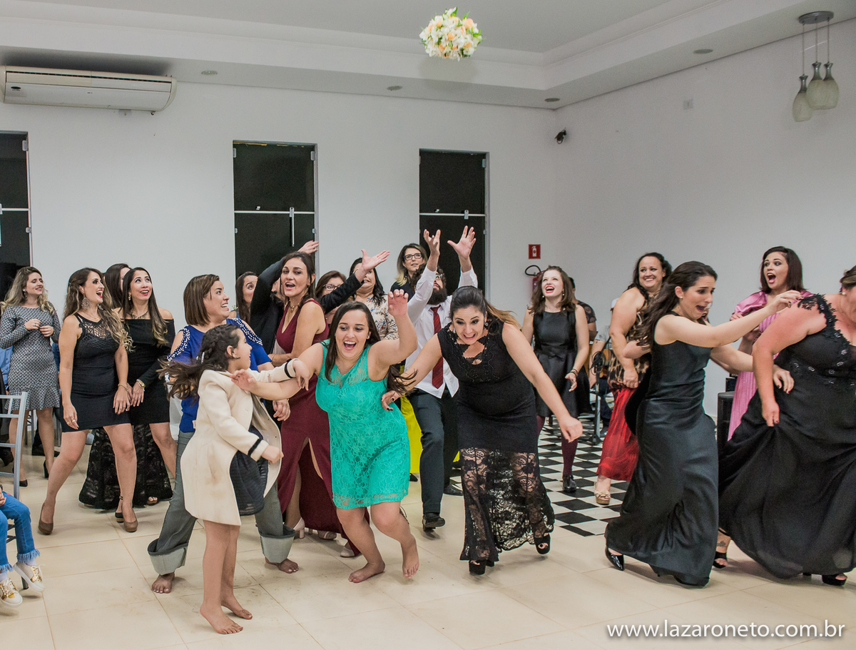 Madrinhas correndo do buque em Botucatu