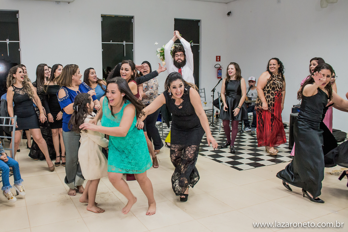 parinho pega o buque na linda festa em Avaré