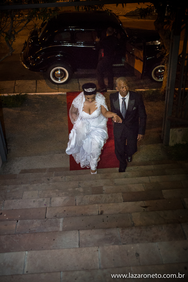 noiva indo pra igreja em Casamento Igreja São João Batista tatuapé-SP