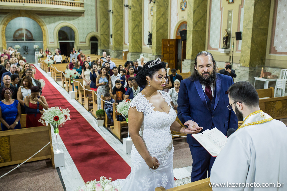 noivos no altar em casamento  Igreja São João Batista tatuapé