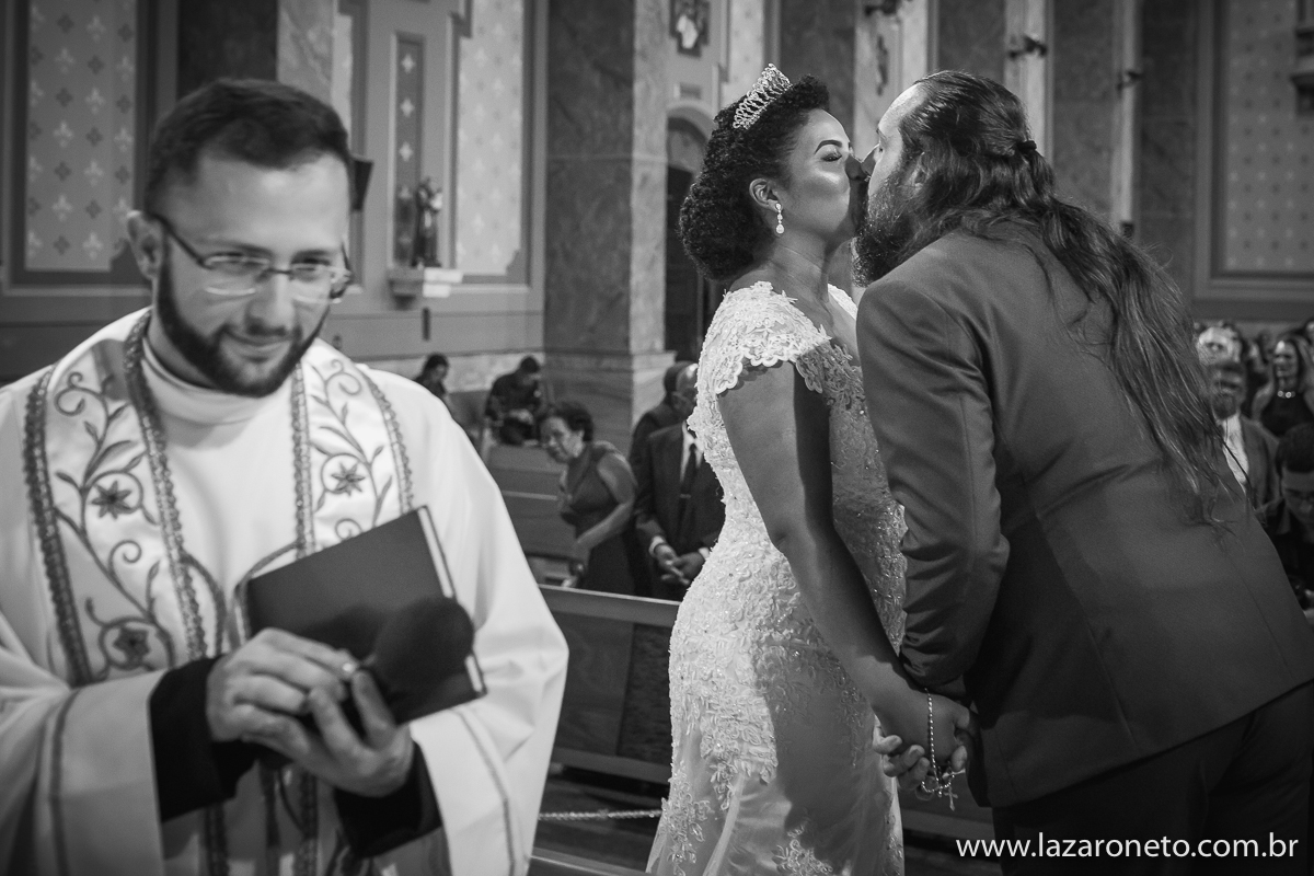 beijo dos noivos em casamento casamento  Igreja São João Batista tatuapé