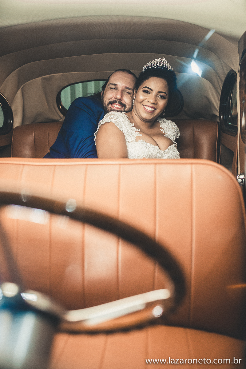 noivos em carro antigo para casamento em São Paulo casamento  Igreja São João Batista tatuapé