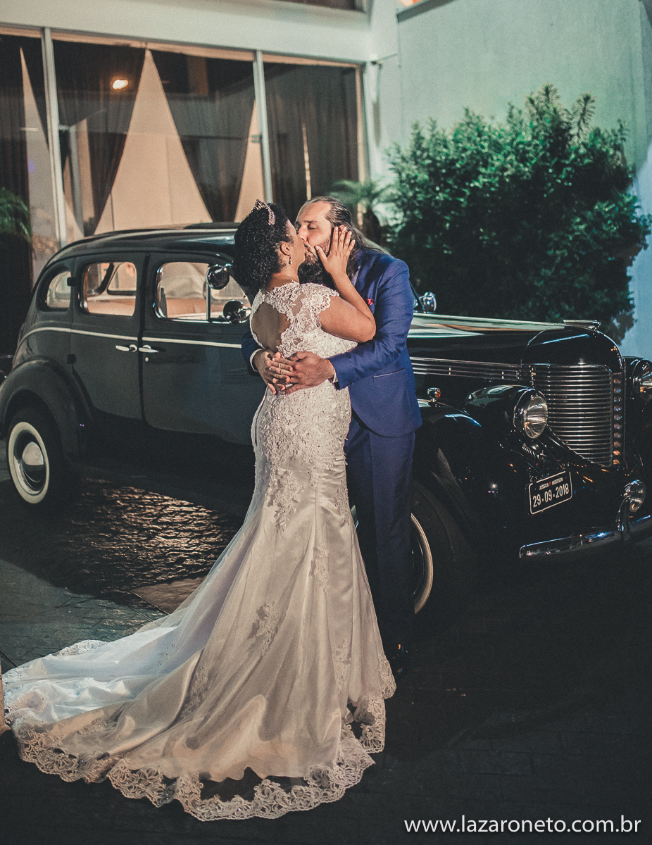 beijo dos noivos em carro antigo em casamento casamento  Igreja São João Batista tatuapé