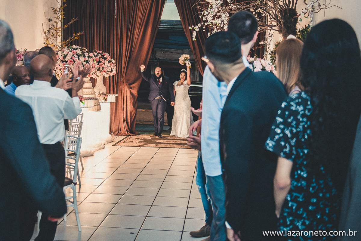 entrada dos noivos na festa após casamento  Igreja São João Batista tatuapé