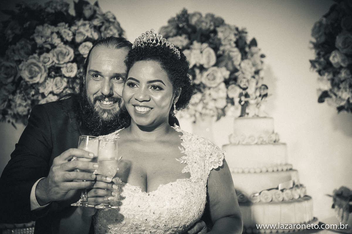 Buffet evento perfeito os noivos fazem fotos na mesa do bolo em São paulo 