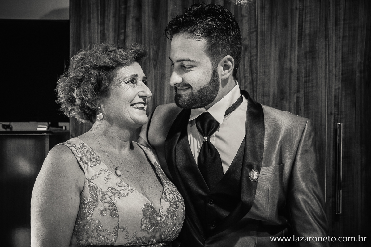 Sorriso do noivo para a mãe em Avaré