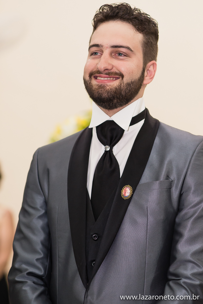 Detalhe do noivo no altar da igreja de Bauru