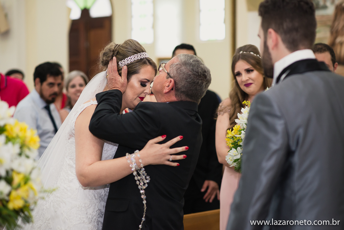 Beijo do pai na noiva na igreja matriz de Botucatu