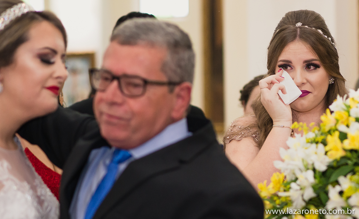 Irmã emocionada na igreja de Botucatu