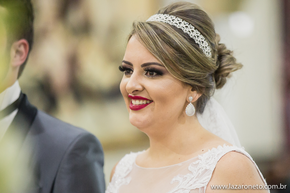 Noiva sorridente no altar da igreja em Avaré