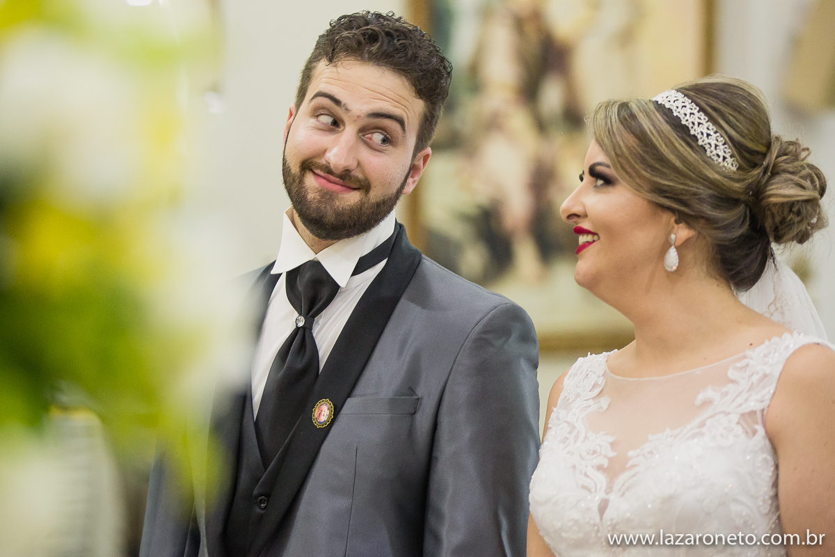 Noivos se olhando no altar em Botucatu