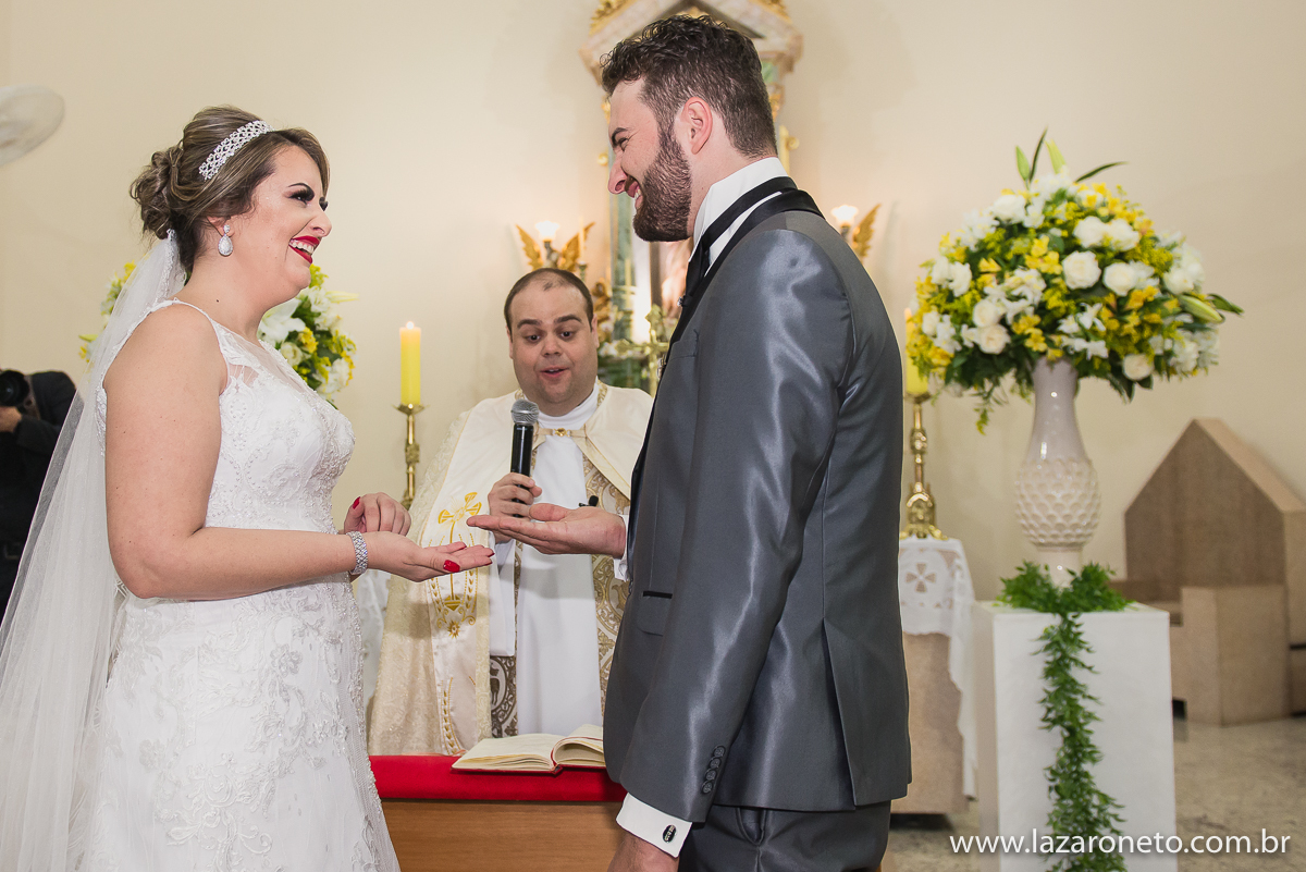 Noivos sorridentes no altar em Botucatu