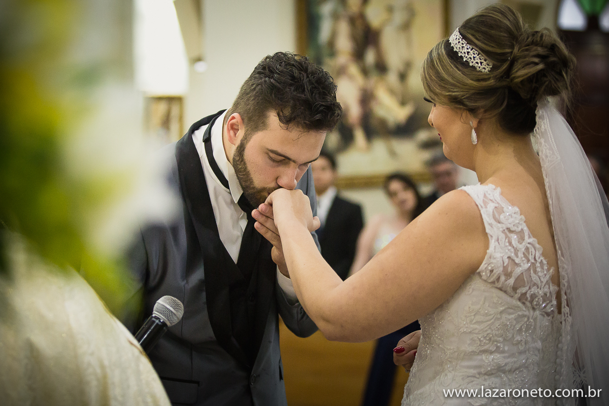 Noivo beijando a noiva na igreja de Botucatu