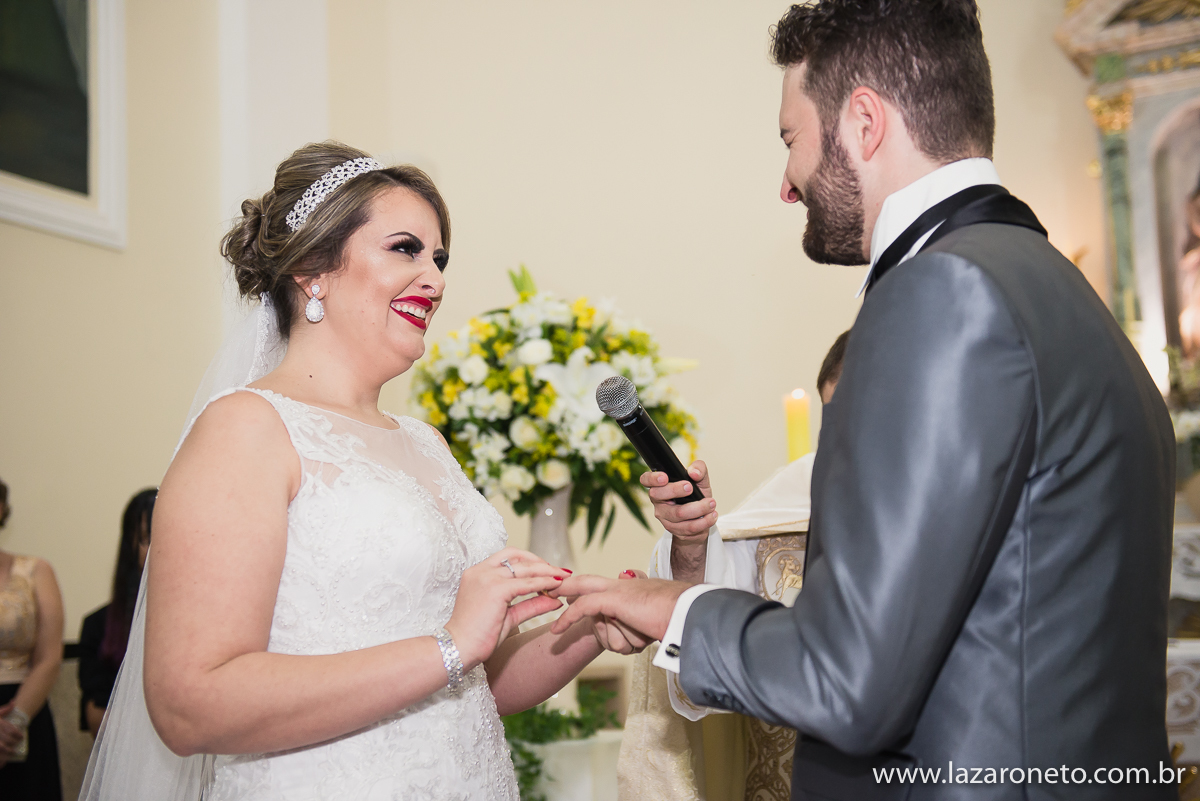 Noiva feliz e amorosa na igreja de Botucatu