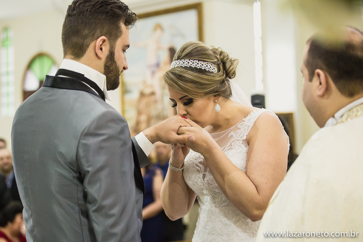 Noiva beijando a aliança do noivo no altar da igreja de Avaré