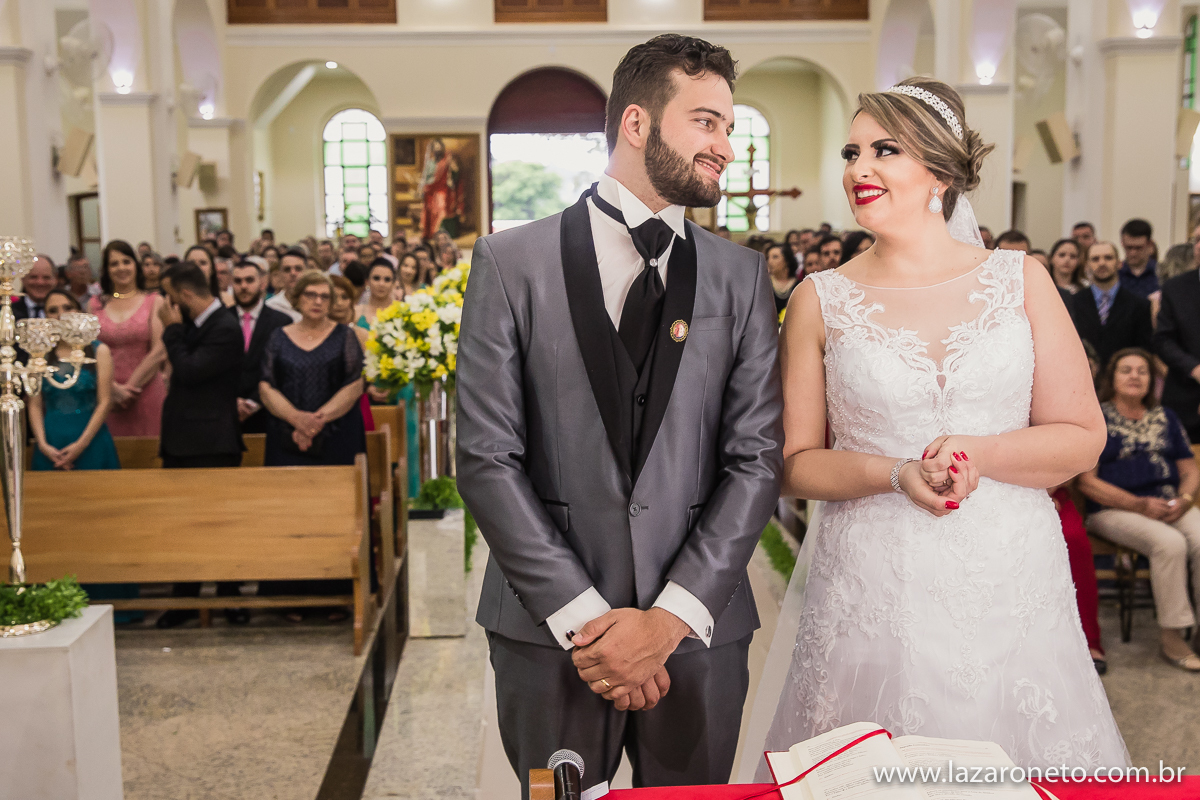 Troca de olhares dos noivos na igreja Matriz de Botucatu