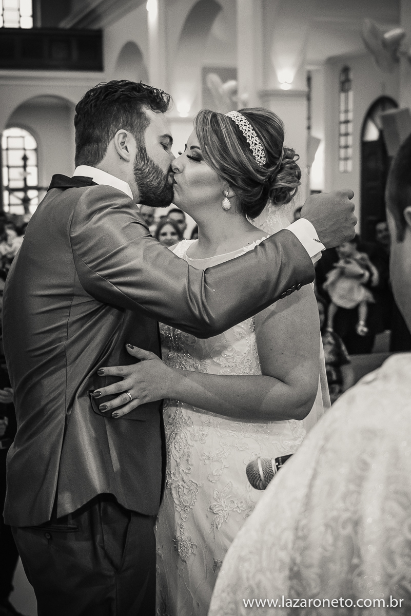 Beijo dos noivos na igreja em Avaré