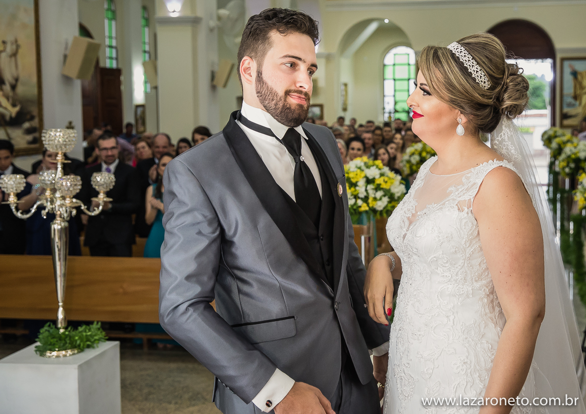 Noivos no altar na igreja de Bauru