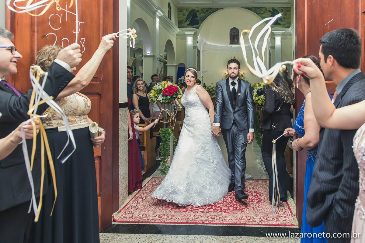 Alegria dos noivos na saida da igreja na cidade de Avaré