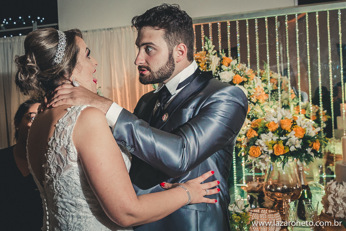 Noivos divertidos na cidade de Avaré