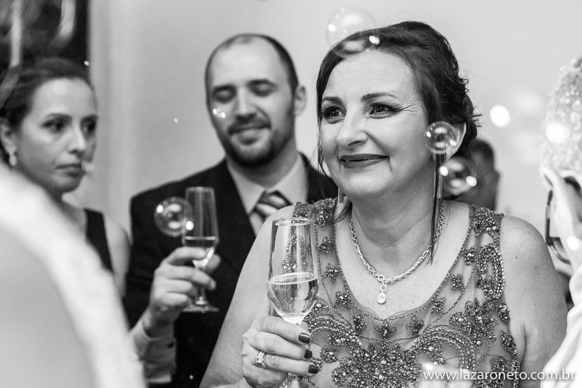 Mãe da noiva emocionada na cidade de Botucatu