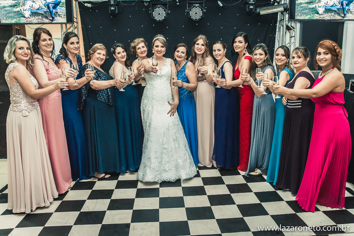 Madrinhas e noiva na festa da cidade de Avaré