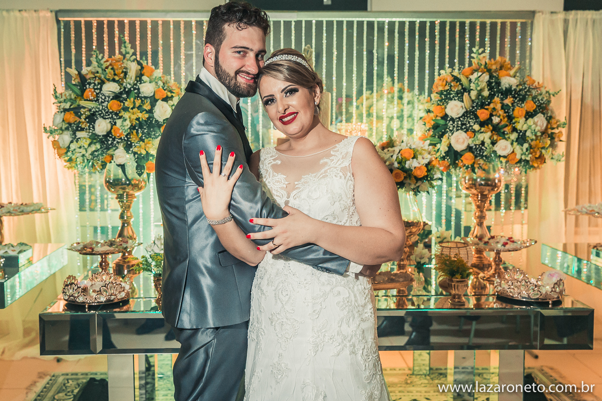 Noivos na mesa do bolo com a decoração de Especialista decoração