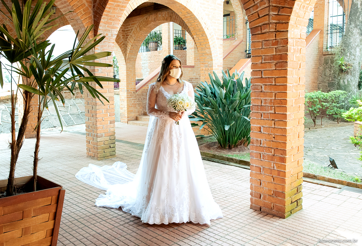noiva linda é fotografada na catedral de botucatu